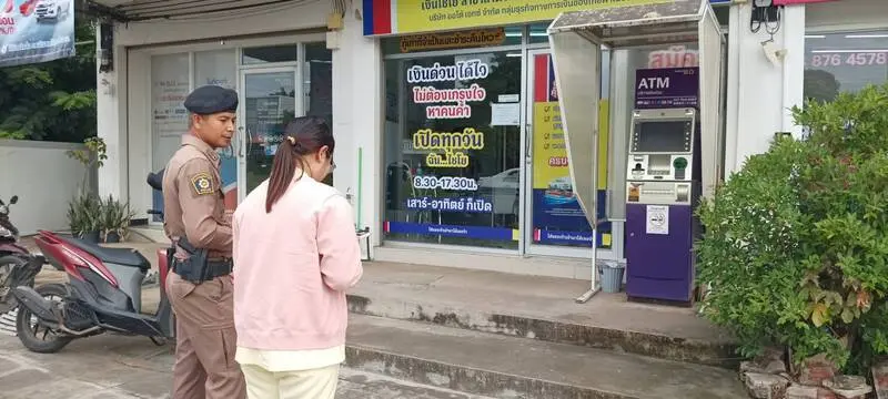 泰國素林府一名護理師取款時,ATM機竟同步吐出鈔票與劇毒馬來亞蝮蛇(紅口蝮),嚇得她棄錢逃離。(來源:คนสุรินทร์ทำดี@FB)