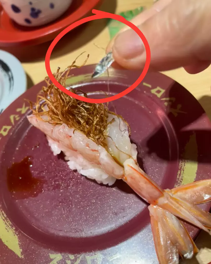 壽司連鎖店 「 壽司郎  」 （大埔分店）的香蔥赤蝦壽司內驚現尖形鐵片（來源：Facebook@香港壽司郎關注組）
