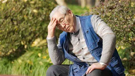 最關鍵的是，55歲後若出現突發性頭暈、說話含糊、肢體無力，哪怕只持續幾分鐘，也可能是短暫性腦缺血發作（TIA），這可是腦梗的「預警信號」，必須立即就醫。（示意圖來源：網絡）
