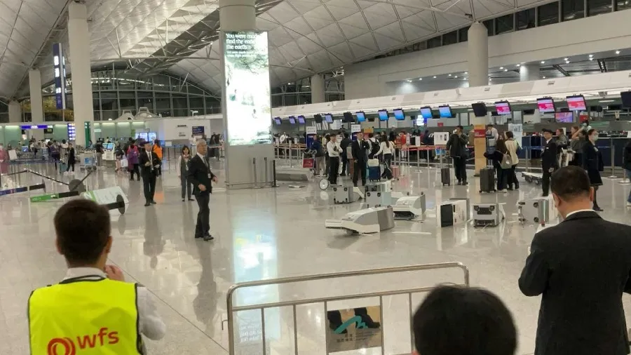 懷疑嗑藥英漢大鬧香港機場離境大堂推倒砸爛智能登記櫃檯涉兩罪被捕的封面圖片