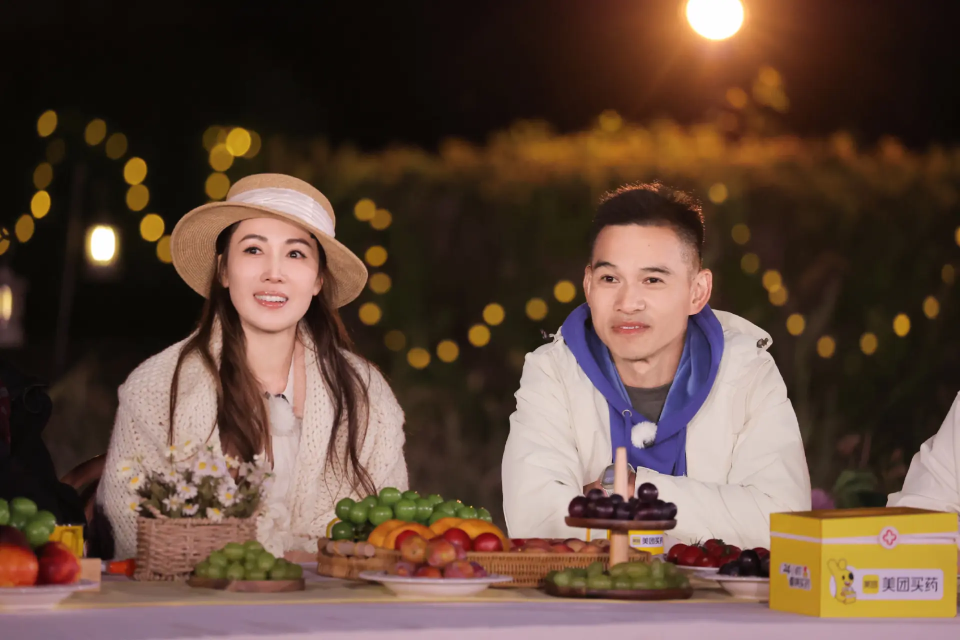 節目中，李施嬅談及一段委屈過往時情緒崩潰哽咽。她透露2022年因免疫系統問題需做眼部手術，卻因醫生診斷失誤前後經歷四次手術，過程痛苦又漫長。最讓她心碎的是，當時仍與她相戀的車崇健，從未陪伴她往返醫院。(圖：再見愛人官微@微博)