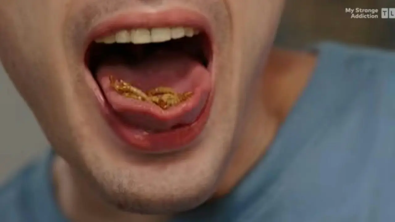 美國芝加哥男子卡洛斯（Carlos）日吞近百隻活蟲成癮，自4歲起便有吃蟲習慣，享受主宰蟲命的快感，其妻子憂健康與積蓄告急。（視頻截圖來源：TLC@YouTube）