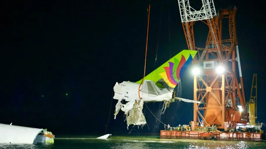 機場貨機墮海 民航處完成打撈後將重開北跑道的封面圖片