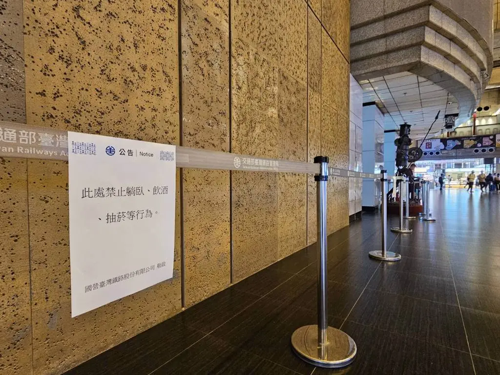 台警方證實兩人相識非隨機犯案。北車事發現場附近貼出公告 (中時新聞網)