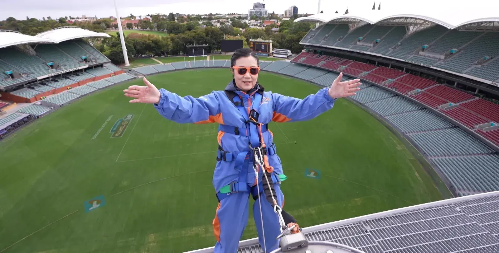 在專業指導下，阿姐依足指示靠安全扣及繩索支撐，嘗試懸空向後仰擺出雙手放飛的姿勢。挑戰初段，她仍舊緊張到緊抱周嘉洛高呼「我好驚」，但在周嘉洛的耐心安慰與陪伴下，阿姐最終鼓起勇氣豁出去，成功完成這項驚險創舉。(圖：TVB)