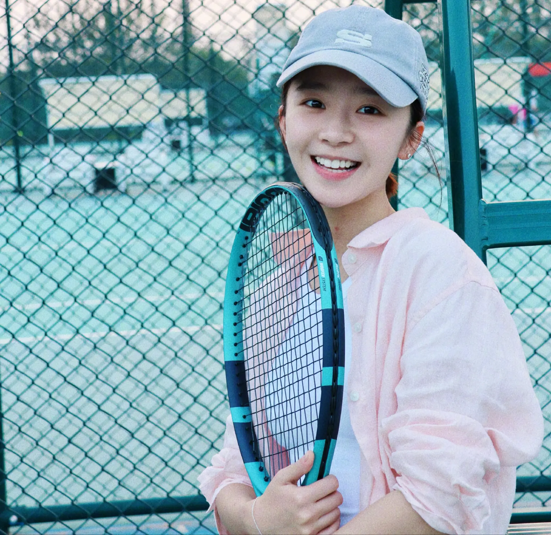 9 月 23 日晚，宋伊人再次發文澄清，稱自己不在于朦朧墜亡現場，此前未發聲是因與前經紀公司合約到期，無法尋求公司幫助。(圖：于朦朧@微博)