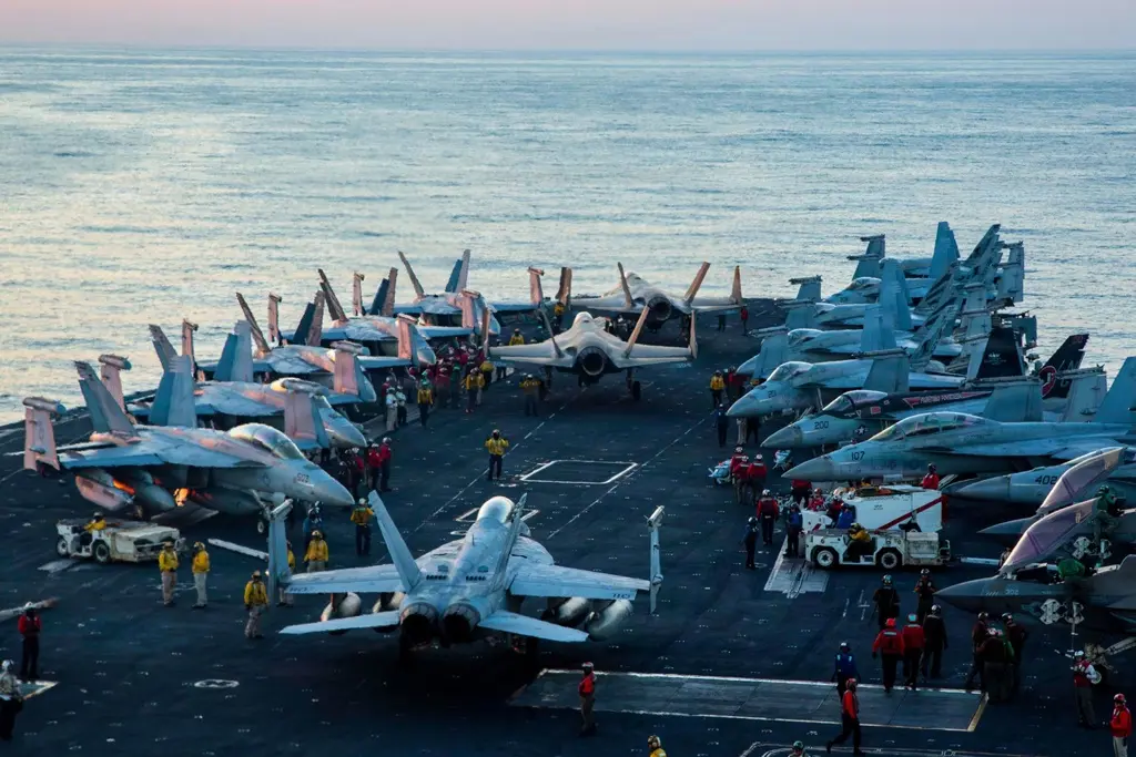 美媒報導，美軍航空母艦「林肯號」（USS Abraham Lincoln）生活條件之所以惡化，是因為伊朗攻擊重創作為重要補給中心的巴林海軍基地，艦上官兵超過200天未靠港休假。畫面為2月28日的林肯號。（資料照/美國海軍）