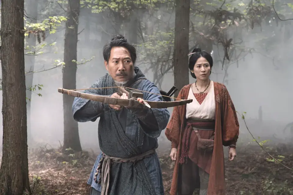 MV 中，隨著古天樂與林峯的歌聲推進，多位重要角色相繼亮相。除項少龍（古天樂 飾）、秦王趙盤（林峯 飾）、烏廷芳（宣萱 飾）、琴清（郭羨妮 飾）、善柔（滕麗名 飾）等劇集原班人馬，以及預告中率先登場的項寶兒（朱鑑然 飾）。(圖：視頻截圖)