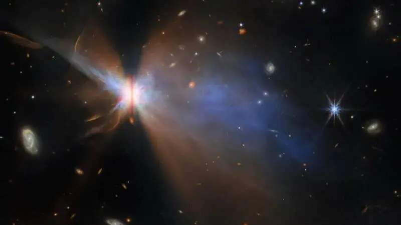 這隻「宇宙蝴蝶」的主角,是一顆編號為 IRAS 04302 + 2247 的年輕恆星,它距離我們大約 525 光年,位於金牛座分子雲之中。(來源:ESA/Webb, NASA & CSA, M. Villenave et al.)
