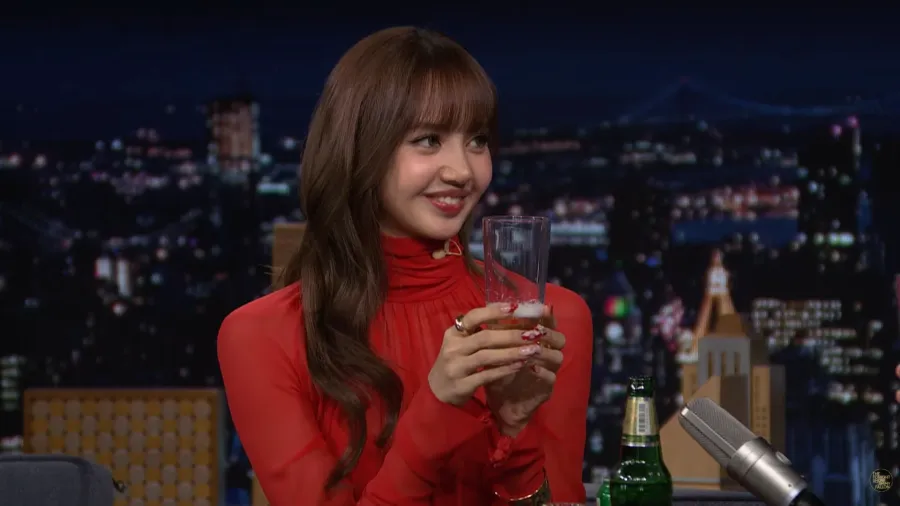 Lisa登美Talk Show暢聊家鄉美食，舉杯泰國啤酒意外引爆爭議的封面圖片