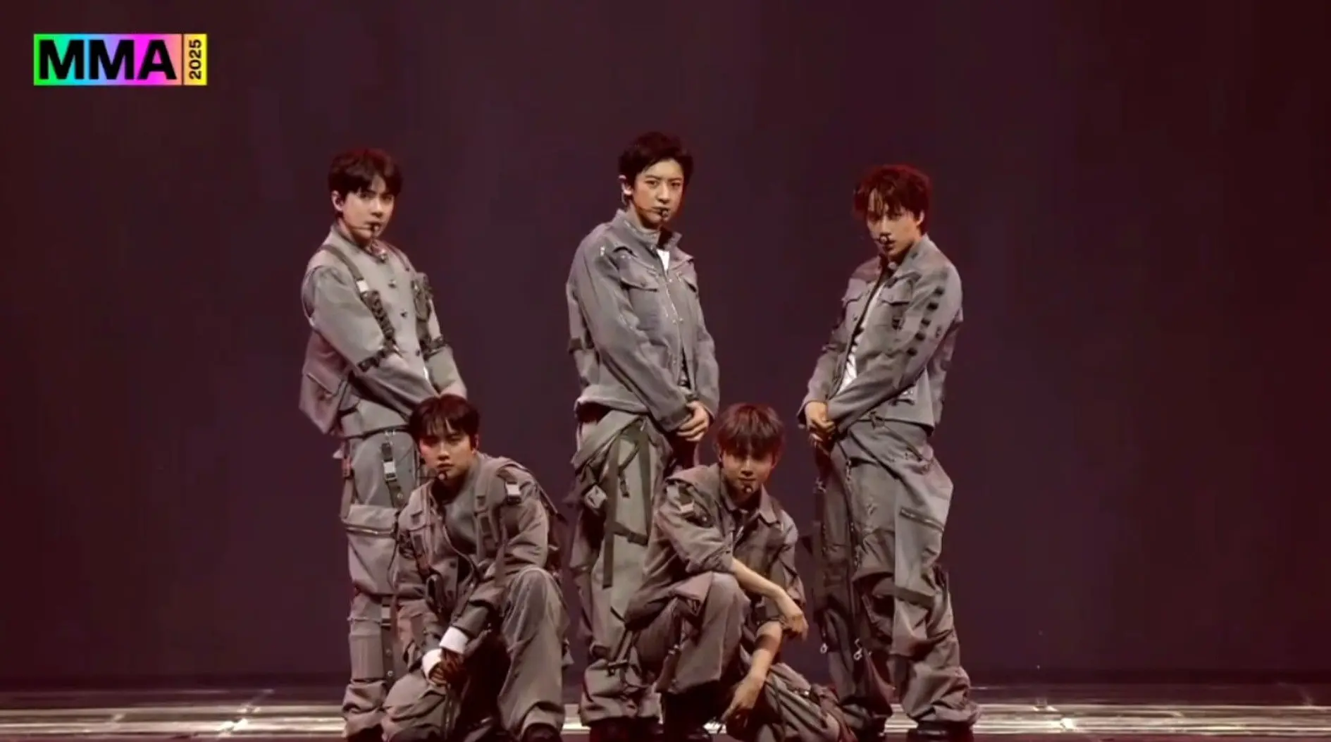 本屆典禮最催淚的環節莫過於EXO的回歸。結束軍白期後，EXO時隔8年再度登上MMA舞台，儘管因合約問題僅5位成員參與，仍帶來〈Monster〉〈前夜〉〈Love Shot〉〈Growl〉等經典曲目，更加碼曝光新歌〈Back it up〉。(圖：視頻截圖)
