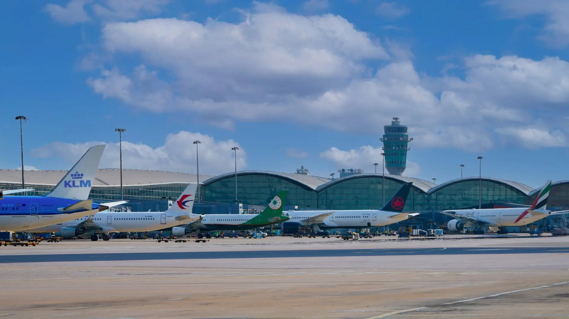 航空公司決定投放飛機，考慮的是市場能否長期支撐：有沒有商務、旅遊、探親和轉機客源？有沒有跨境電商、醫藥冷鏈、高時效物流和高價值貨物？航班能否與其他亞洲、內地及洲際航線形成有效接駁？這些商業因素，才決定新增容量能否真正「飛得起來」。 (圖：香港機場管理局)