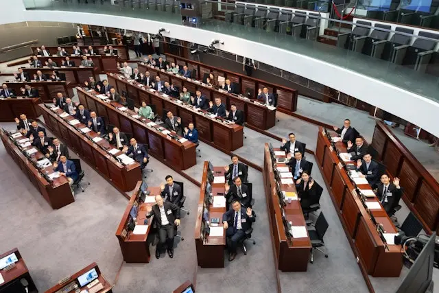 立法會換屆選舉後，新舊議員參加「雞精班」學習議會運作。(香港電台)