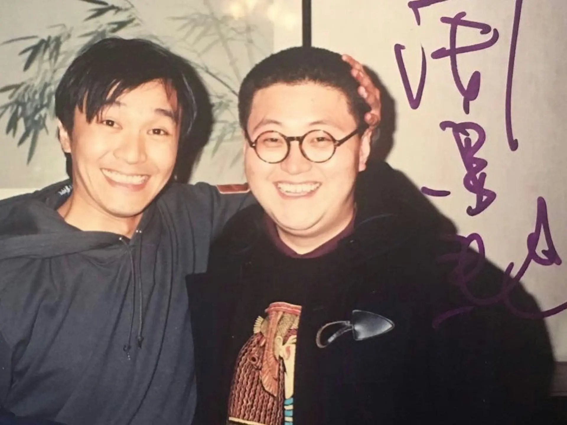 作為香港影壇的標誌性人物之一，谷德昭不僅幕前表現亮眼，幕後成就同樣突出。他與周星馳合作緊密，曾擔任《唐伯虎點秋香》《破壞之王》《國產凌凌漆》《食神》《97家有囍事》等多部经典電影的編劇。(圖：koktakchiu@IG)