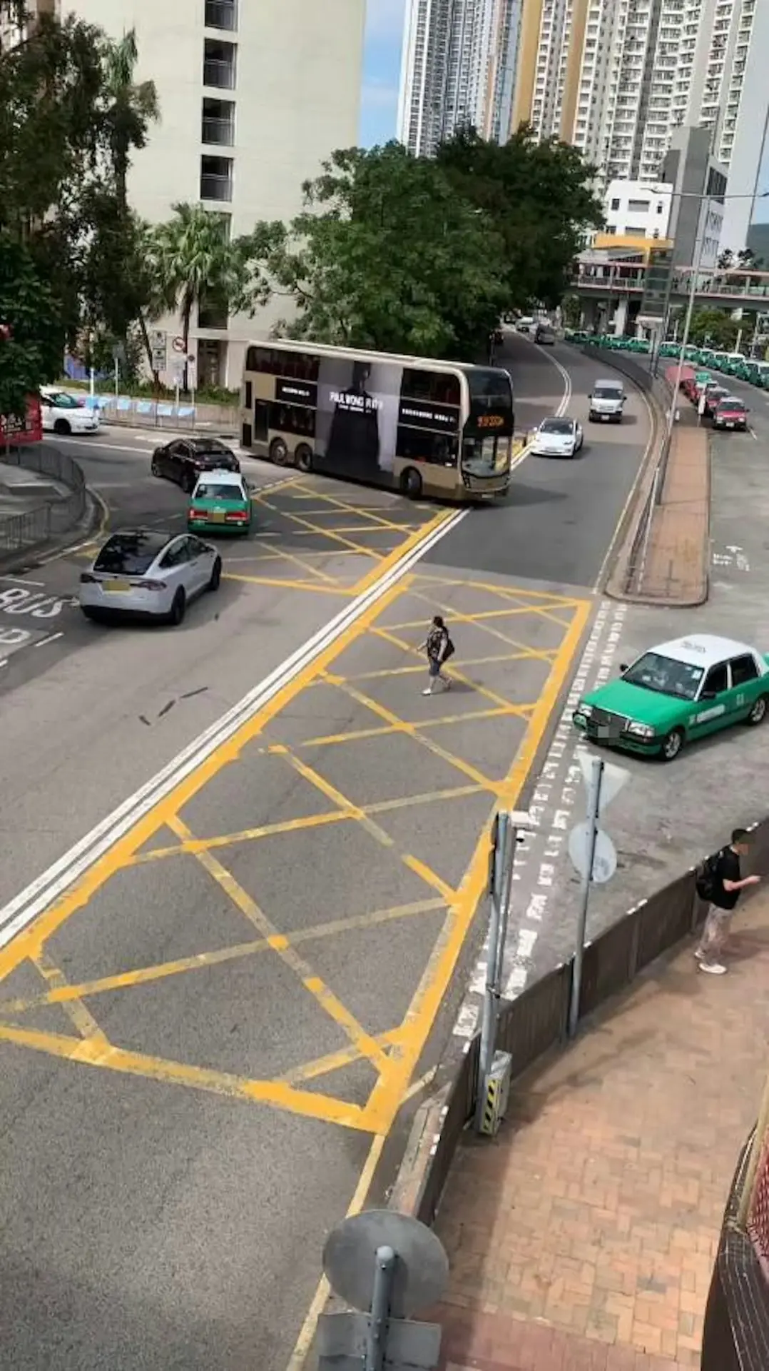 從拍片者位於行人天橋的拍攝角度可見，事發當日該路段車輛來往頻繁。這名婦人身穿深色衣物，未經任何過路設施直接闖入車道，斜向穿越馬路。(圖：asiaidiotdrivers@Threads)