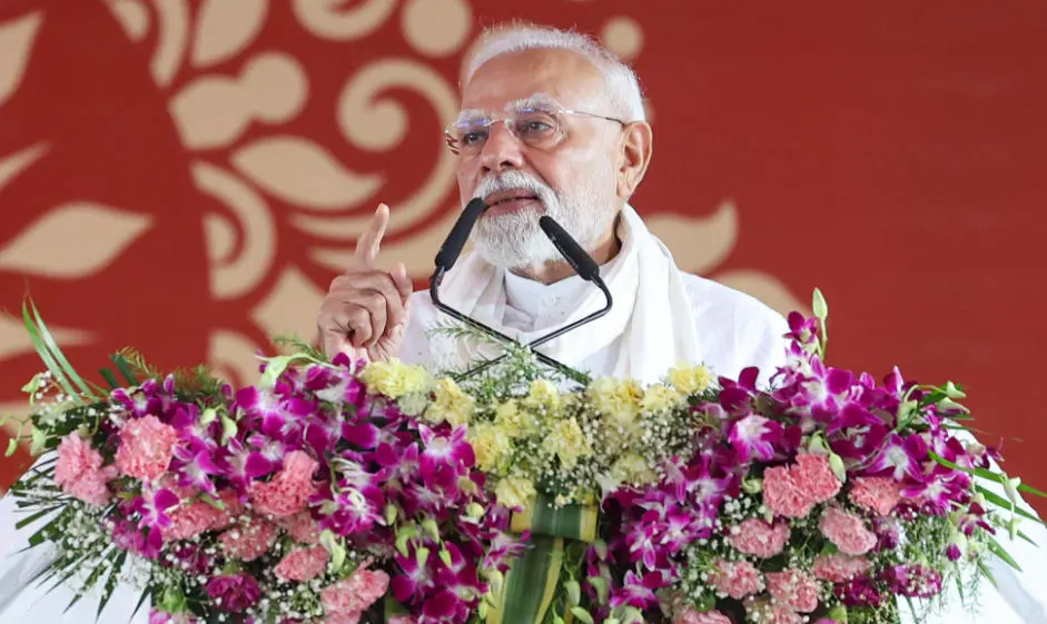 印度總理莫迪8月2日在印度北方邦城市瓦拉納西的一個集會上發表講話，呼籲印度民眾購買「印度國貨」對抗美國關稅霸凌。（圖片來自莫迪辦公室網站）