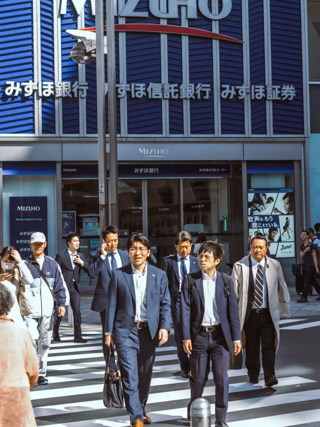 日本盛夏氣溫飆破35度，街頭多數男性依舊穿長褲，並非不怕炎熱。這和當地TPO穿著規範息息相關，職場開放短褲引發爭辯，成年男性穿短褲是否得體，社會仍未有共識。（示意圖來源：小紅書網友）