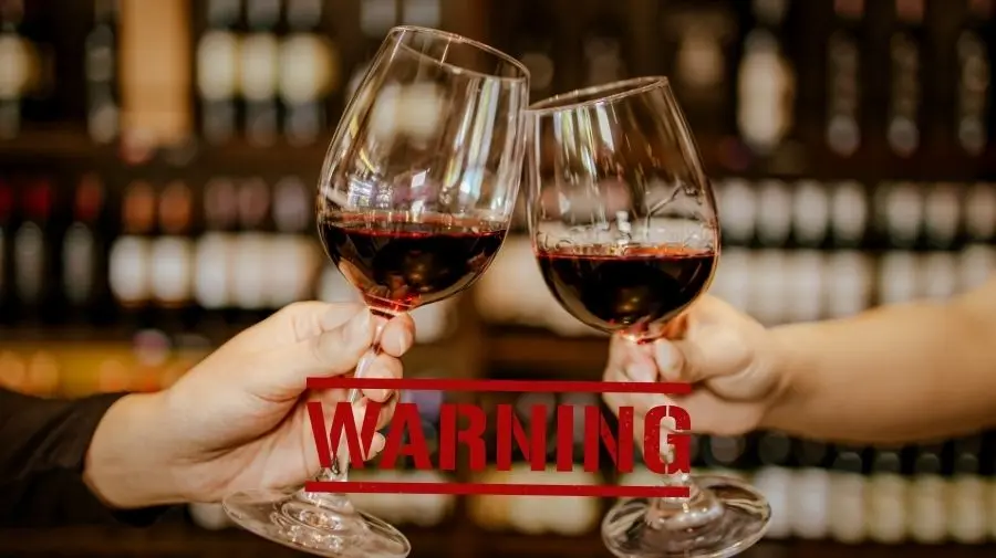 紅酒就像一把雙面刃：小口品嚐或許能帶來保護，但一旦過量，就會轉身成為健康的敵人