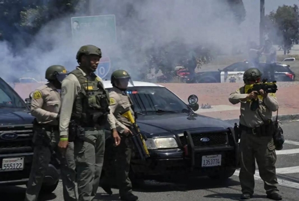 國民警衛軍向示威人士發射橡膠子彈。（新華社）