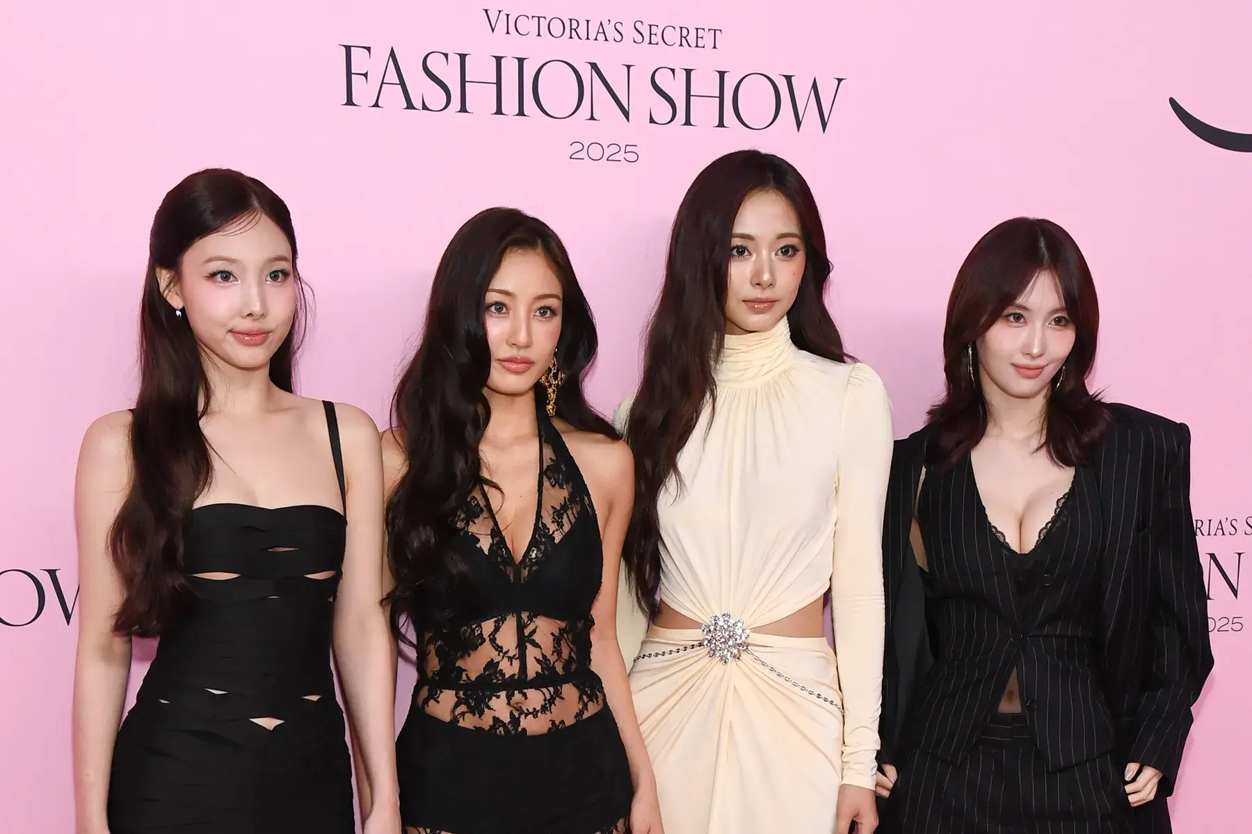 TWICE 由成員娜璉、Momo、志效與子瑜四人攜手登台，這也是 K-POP 女團首次登陸該舞台，早在紅毯環節，四人就憑藉風格各異的造型抓牢全場目光。(圖：網絡翻攝)