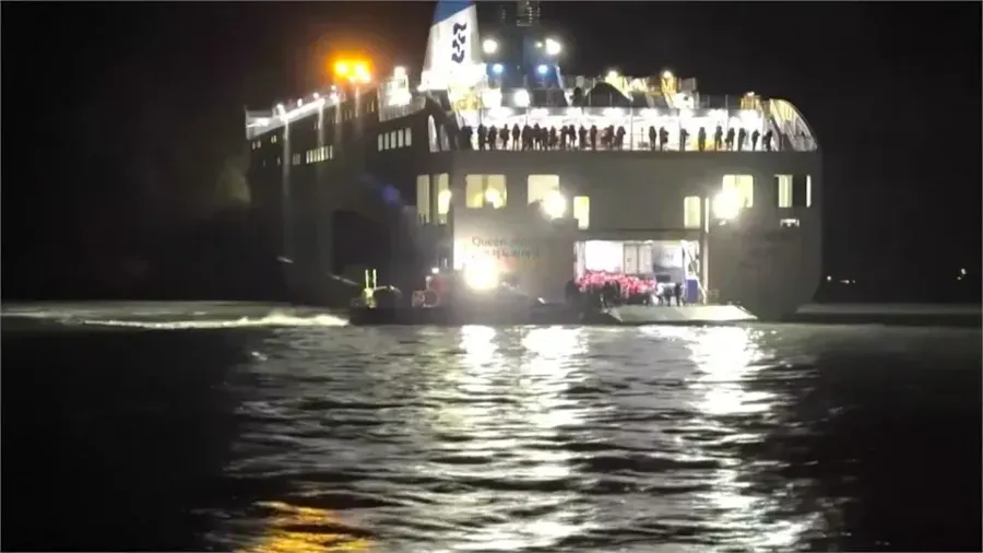  乘客驚呼「以為會死」！南韓全羅南道新安郡近海渡輪擱淺 空拍直擊救援的封面圖片