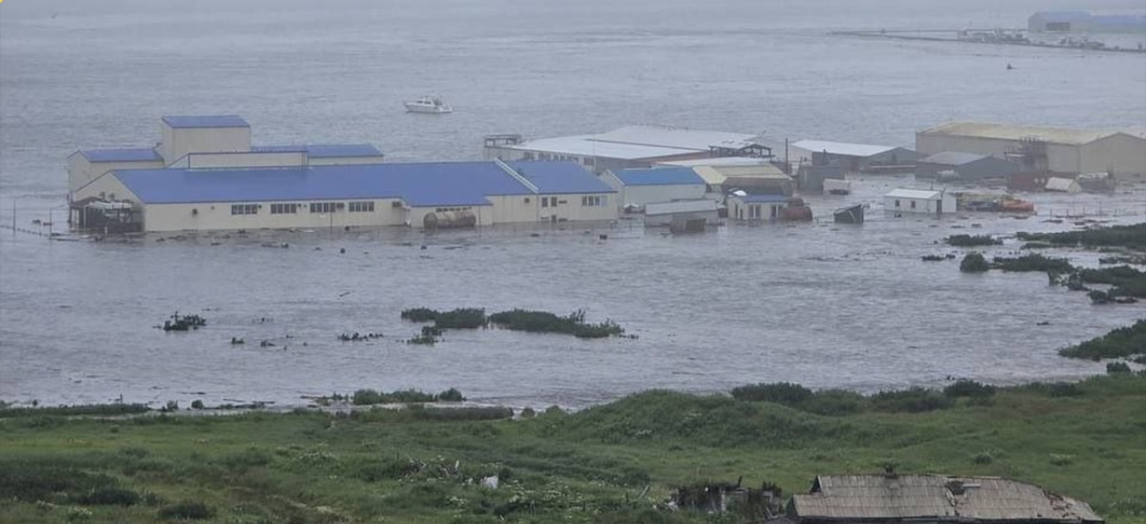 俄羅斯媒體《消息報》報道，第一波海嘯已經抵達北千島群島的北庫里爾斯克（Severo-Kurilsk）海岸，沿岸有廠房被海嘯沖走。