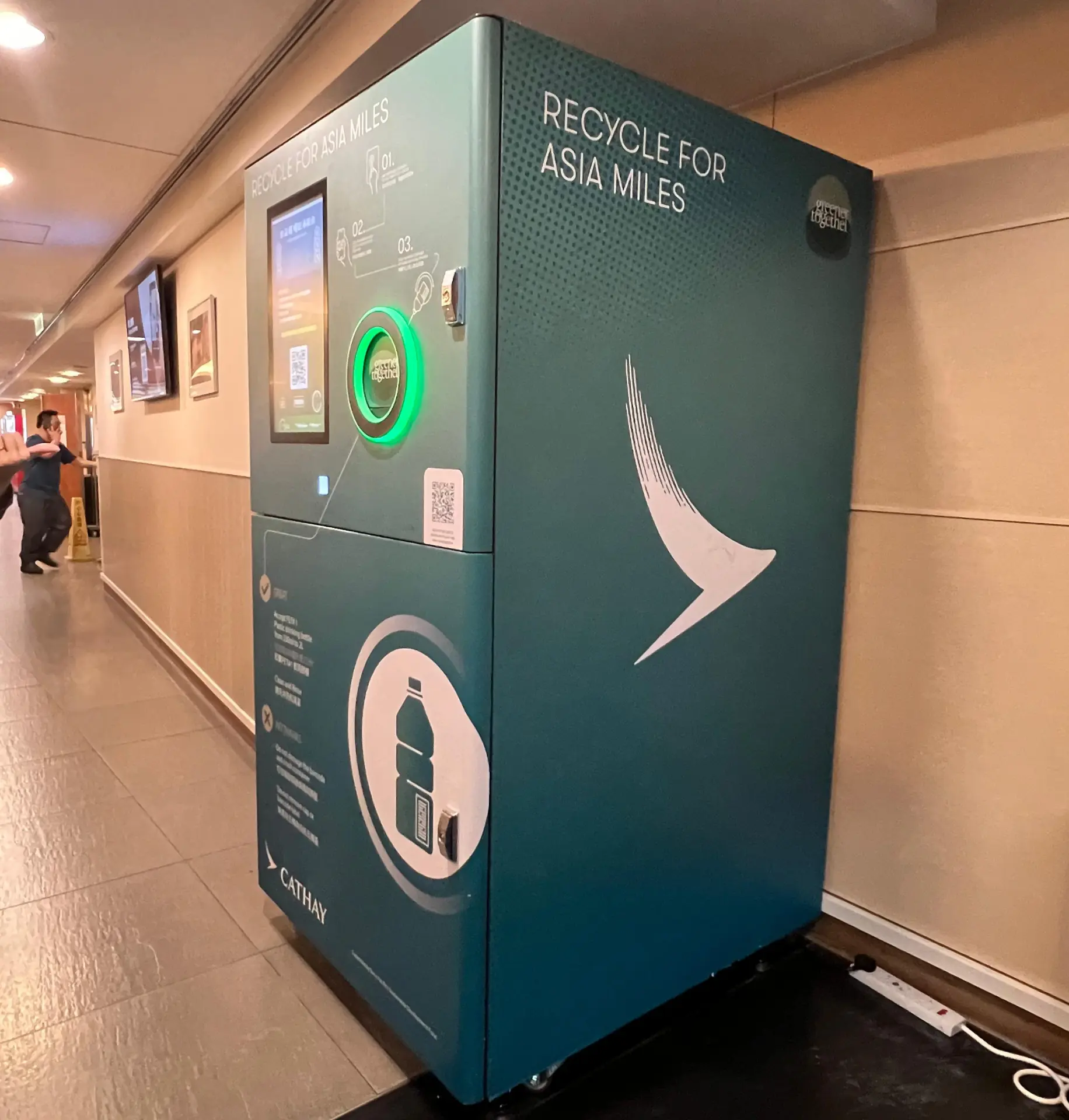 在國泰城參訪時，一個設於角落的裝置吸引了同學們的目光：「回收塑料空瓶，換取亞洲萬里通里數」。 這不是一個簡單的環保擺設，而是一個精巧的社會設計。 它將抽象的環保倡議，轉化為與每個人息息相關、觸手可及的具體行動。(圖：陳杰)