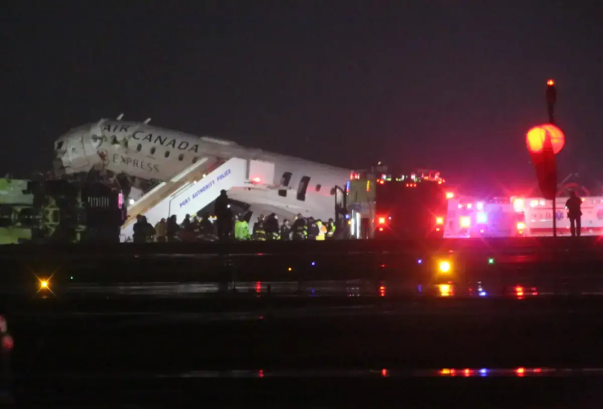 加拿大快運航空一架客機，22日晚間傳出在紐約拉瓜迪亞機場（LaGuardia Airport）跑道，與地面消防車碰撞。（翻攝自紐約郵報）