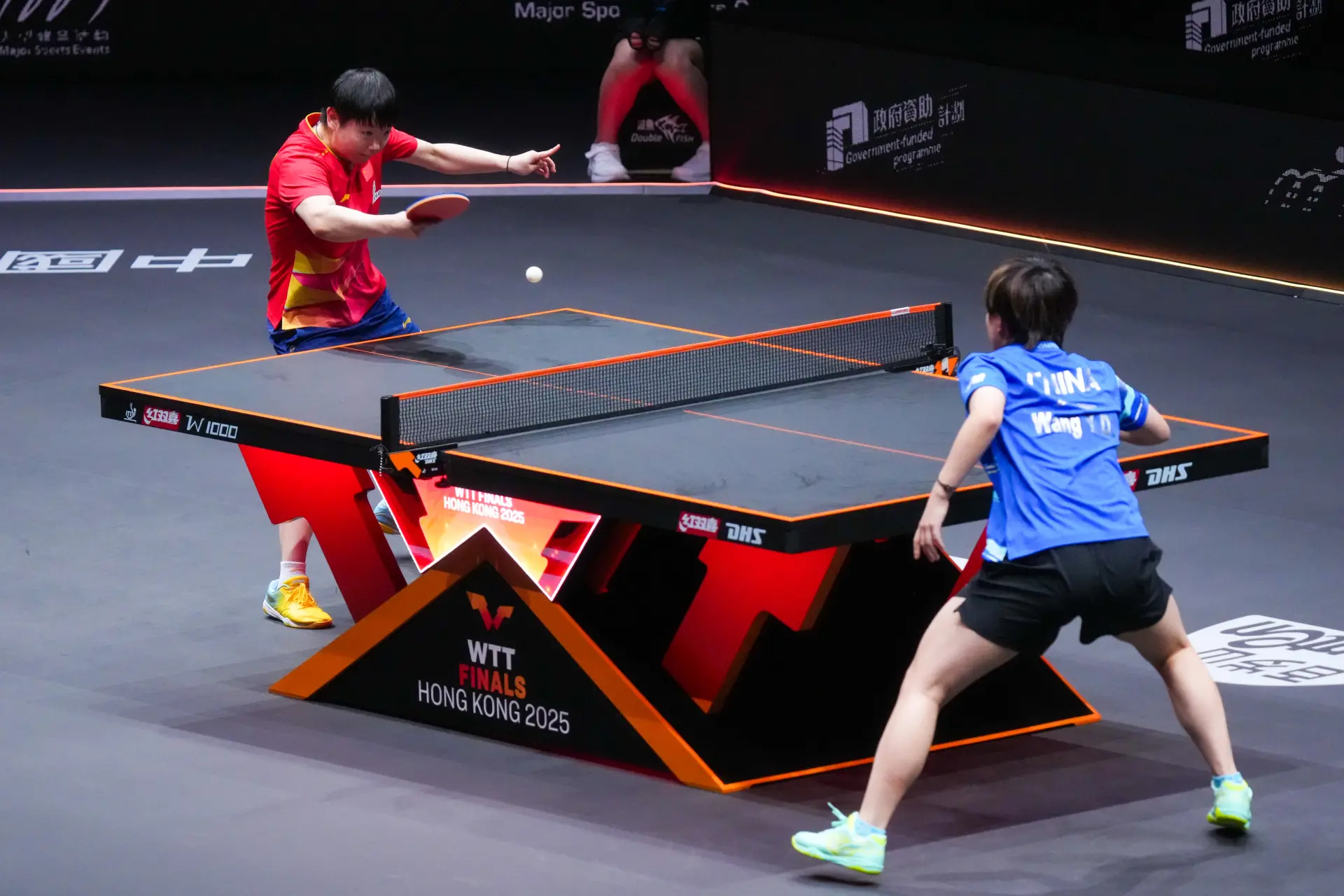 國乒「一姐」孫穎莎一日雙賽完美發揮，先是與王楚欽攜手以3:0戰勝隊友林詩棟/蒯曼拿下混雙連勝，隨後又在女單1/8決賽中以4:0橫掃王藝迪，順利闖入八強，成為當日賽場最耀眼的明星。(圖：新華社)