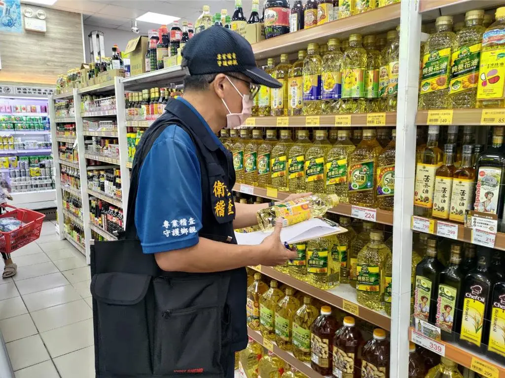台灣陷入致癌油品風暴，花蓮縣衛生局近日積極抽查縣內零售通路，確認業者已預防性下架問題商品。（花蓮縣衛生局）