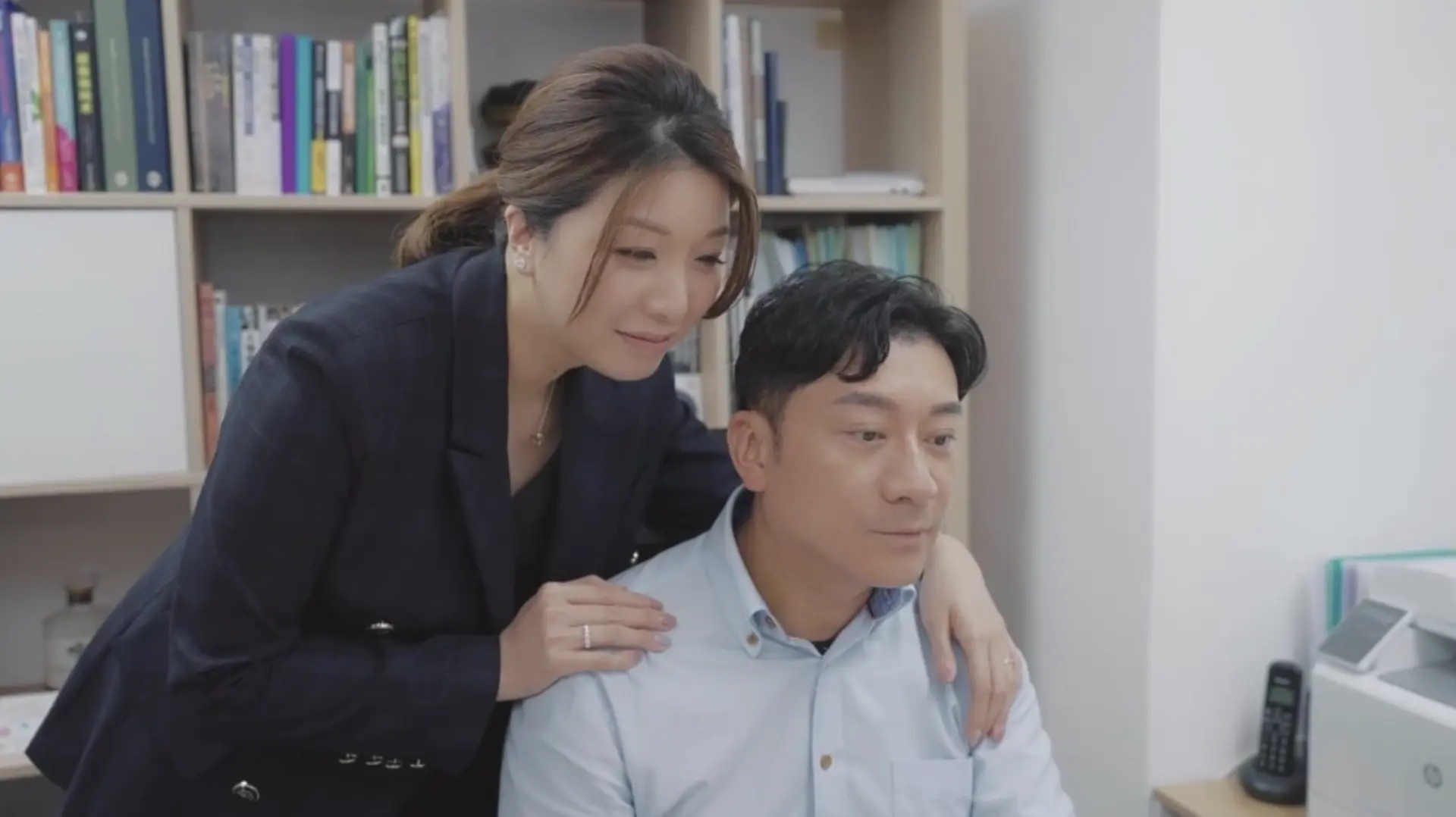 2022 年，胡家惠迎來第二段婚姻，與相識三年的男友 Manfred Lau 結為連理，婚後男方對其兩名女兒視如己出，一家四口一度過著幸福美滿的生活。(圖：視頻截圖)