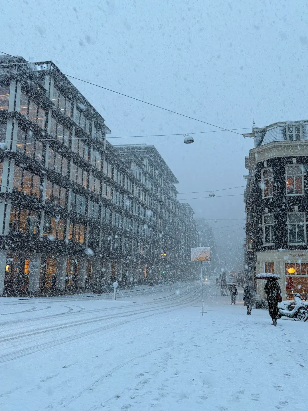 歐洲的寒冬正以難以抵擋的姿態肆虐，今冬最強寒流已連續第三日盤踞歐洲大陸，冰雪與強風交織成致命網羅，不僅讓多國交通系統陷入全面癱瘓，更已奪走六條寶貴生命。（示意圖來源：小紅書網友）
