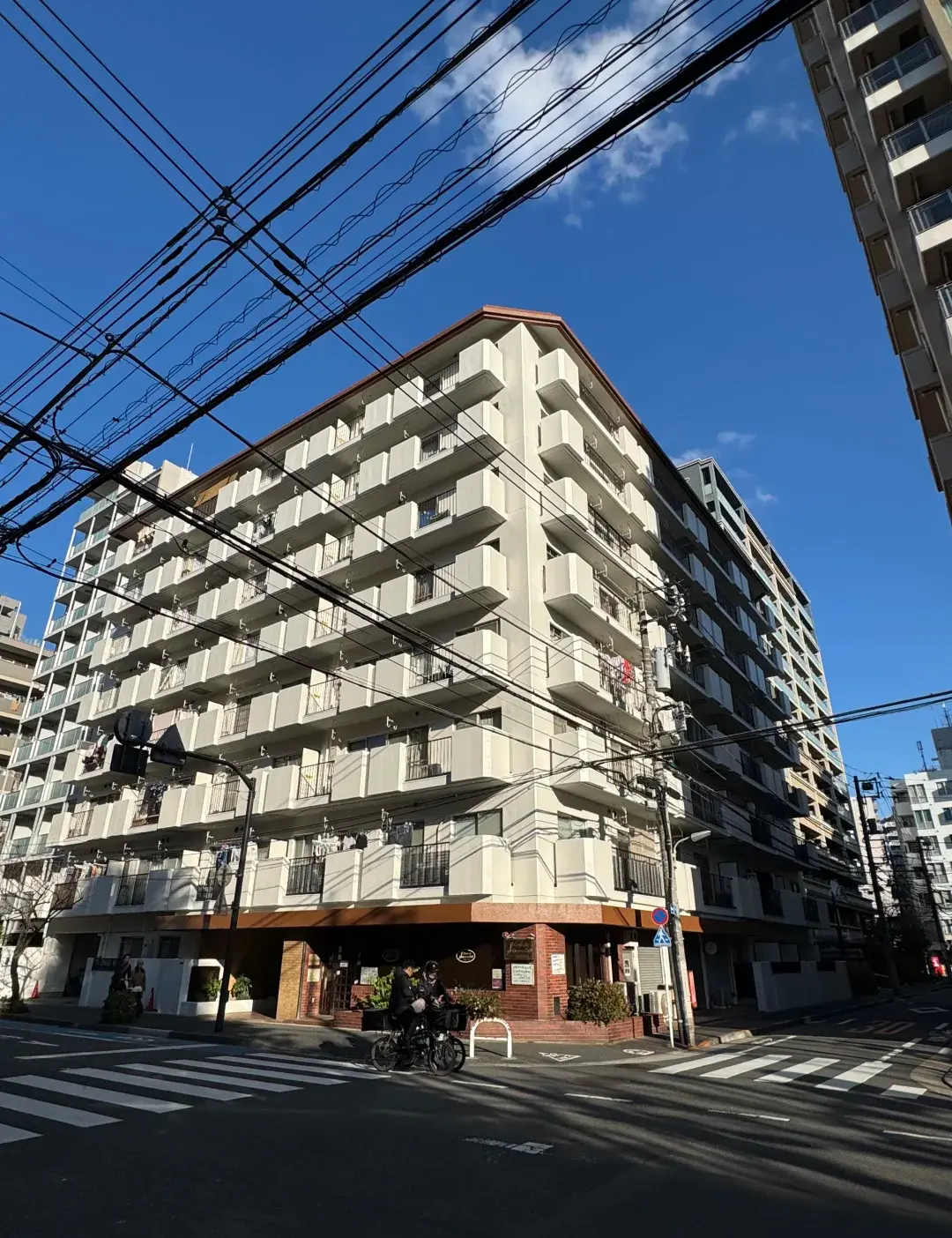 據日本東京鑑定數據，東京都全域中古公寓平均價首破1億日圓，達1億247萬日圓，年漲37.1%；23區均價1億1960萬日圓，連漲1年8個月，供應緊缺與本地需求是主因，大阪、名古屋同步上漲。（示意圖來源：小紅書網友）