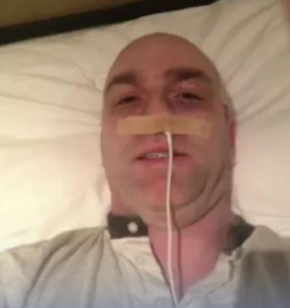 DJ 嘉利鼻子上看似插著「醫療插管」，實則是用膚色膠紙固定的 iPhone 充電線。（來源：@網絡）