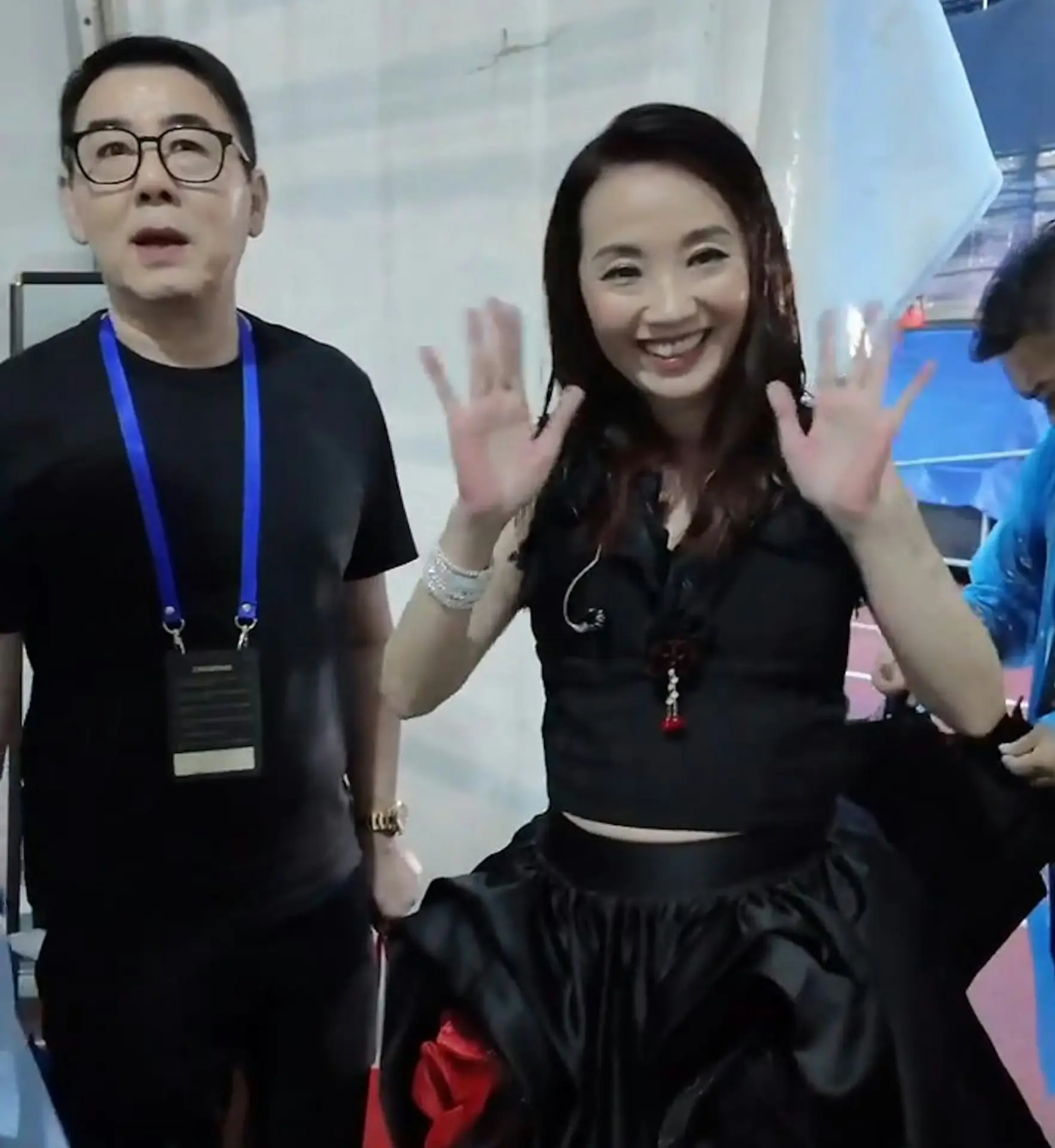 從短片可見，57 歲的許秋怡身穿黑色套裝，童顏依舊，笑起來仍帶少女味，狀態凍齡令人稱羨。(圖：小紅書翻攝)