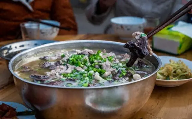 說到刨豬湯，可不是簡單的一碗湯，而是西南地區刻在歲月裡的年俗標記。（示意圖來源：網絡）