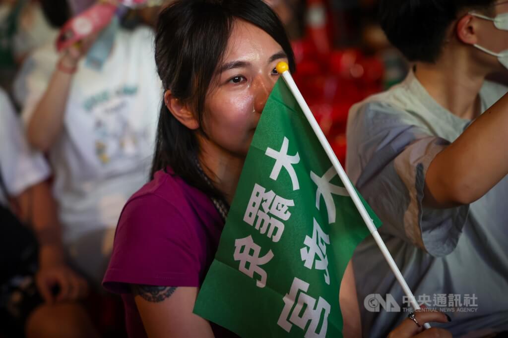 全台25案皆未能成功，有大罷免支持者忍不住落淚。(中央社)