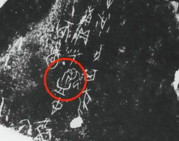 一枚形似「洗頭」的甲骨文字形圖引網友熱議，留言破兩千條。專家證實該字形非出土甲骨文真跡，亦非「沐」字，僅為書法變形創作，並提醒辨識古文字應查權威平台。（來源：網絡）