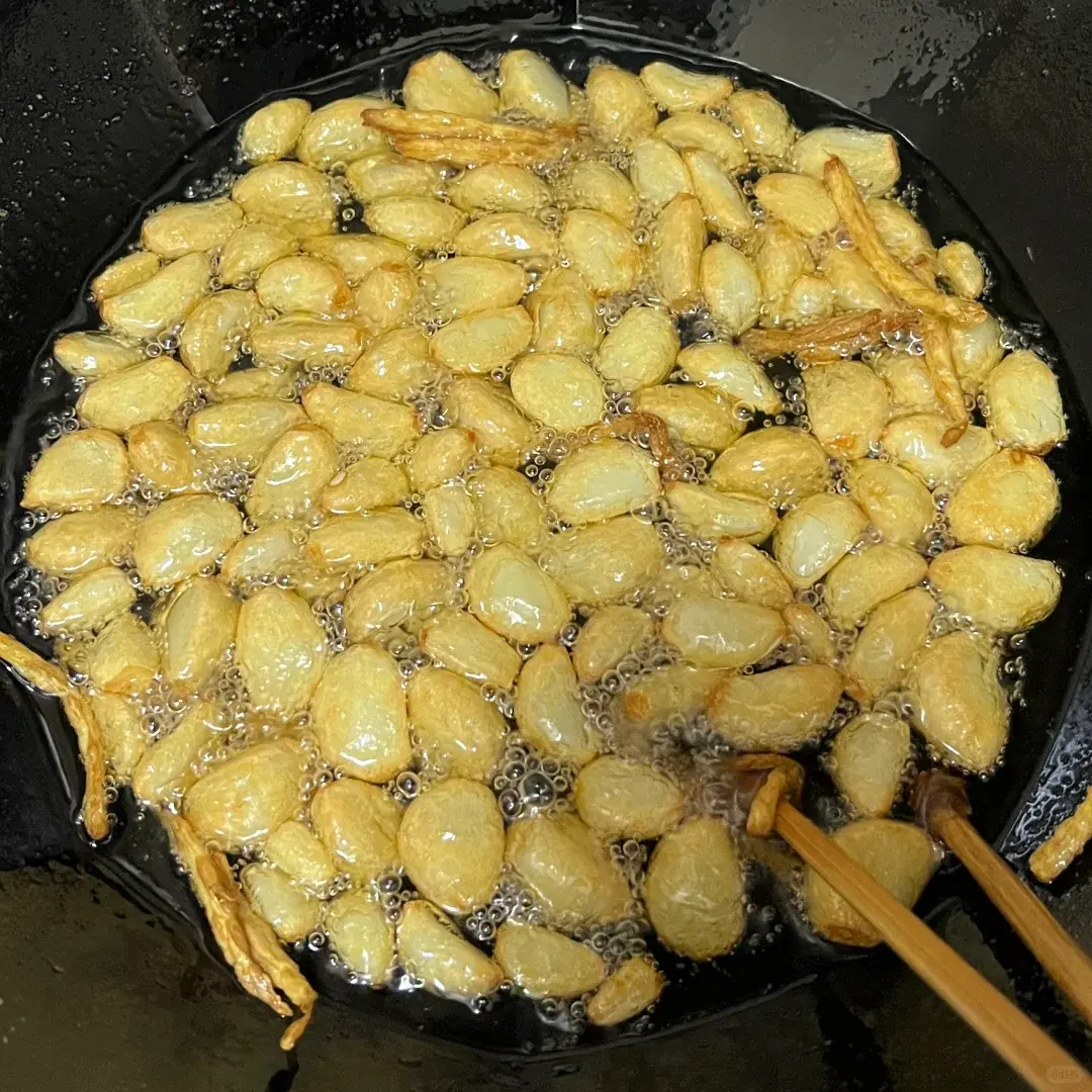 很多人怕生蒜的辛辣，一吃就辣心、胃不舒服，只能忍痛放棄它的好處。但其實只要換一種吃法——油炸，就能讓大蒜「性情大變」，不僅沒了刺鼻的辛辣勁，還能把養身和調味的優點發揮到極致，簡直是為怕辣、胃弱的人量身定做。（示意圖來源：小紅書網友）