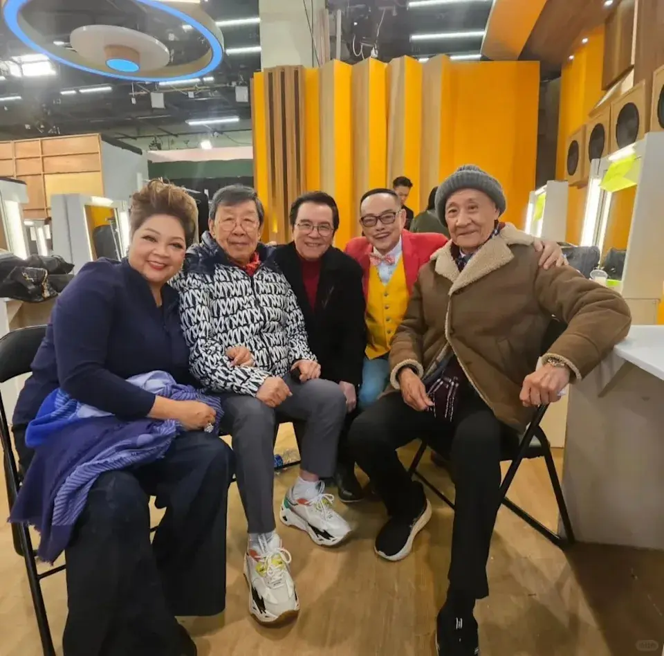 早前他還與姜大衛、胡楓、肥媽及羅樂林四位資深藝人一同相聚，姜大衛更將合照上載至社交平台，打趣留言指「這五位後生仔女加埋啱啱400歲」，引發不少網友關注。(圖：johngor2022@IG)