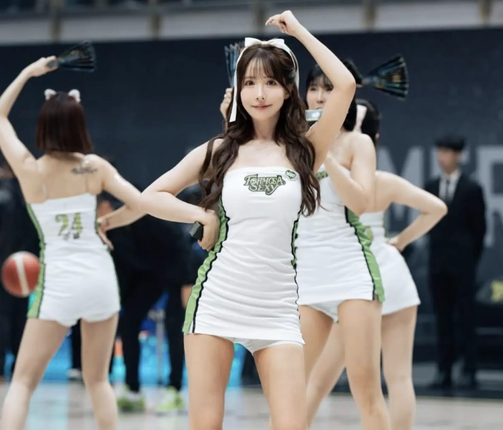 日本藝人三上悠亞的經歷同樣驚險，她剛加盟台灣職業籃球團啦啦隊，12月27日當天才首度以外援身份亮相台中賽事，穿上啦啦隊制服落力獻舞。(圖：網絡截圖)