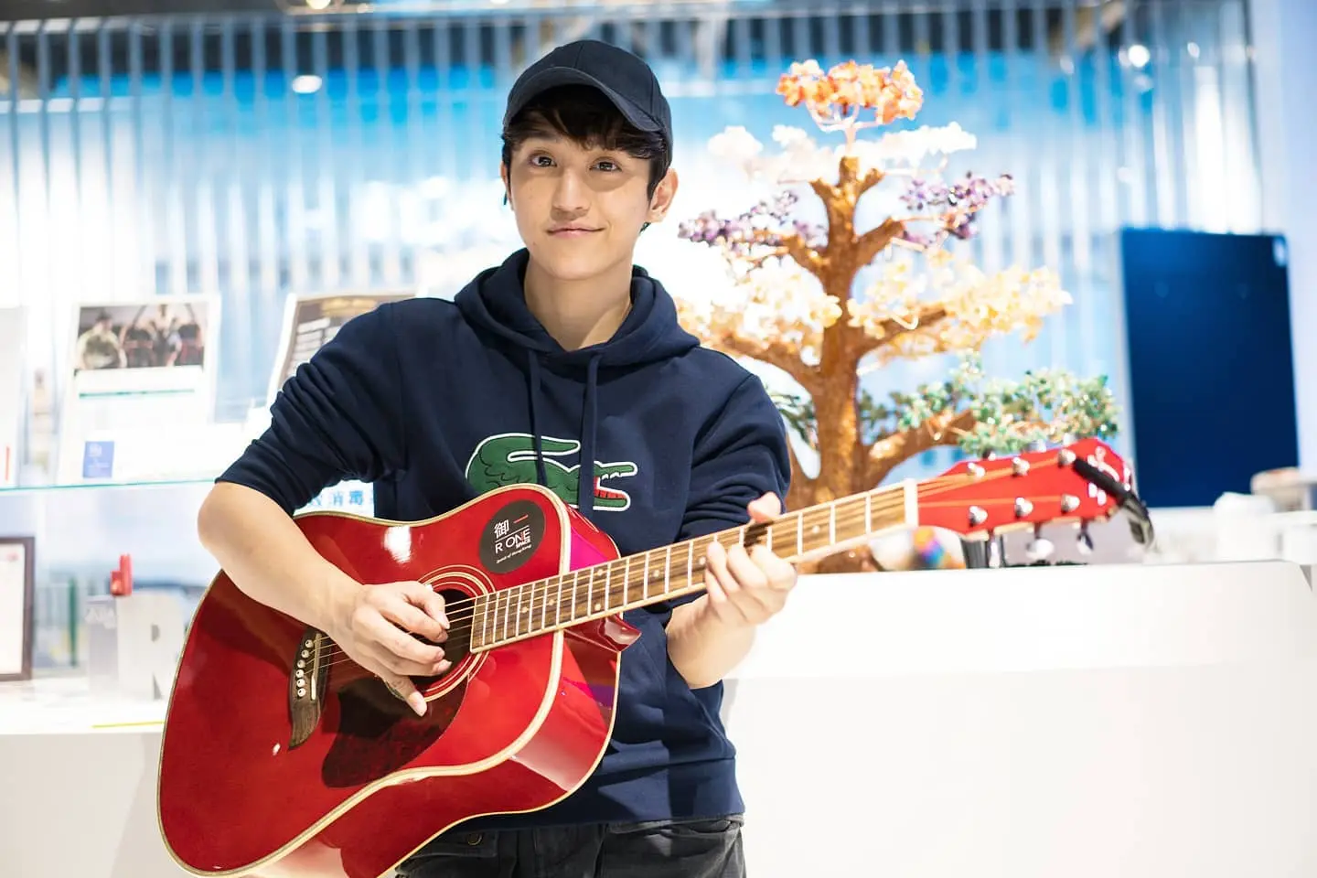 2018 年，羅啟聰參加《全民造星》比賽，憑自彈自唱獲評審側田及 Eric Kwok 讚賞，一度被封「音樂才子」成為大熱，最終止步 20 強。(圖：KIS 羅啟聰@FB)