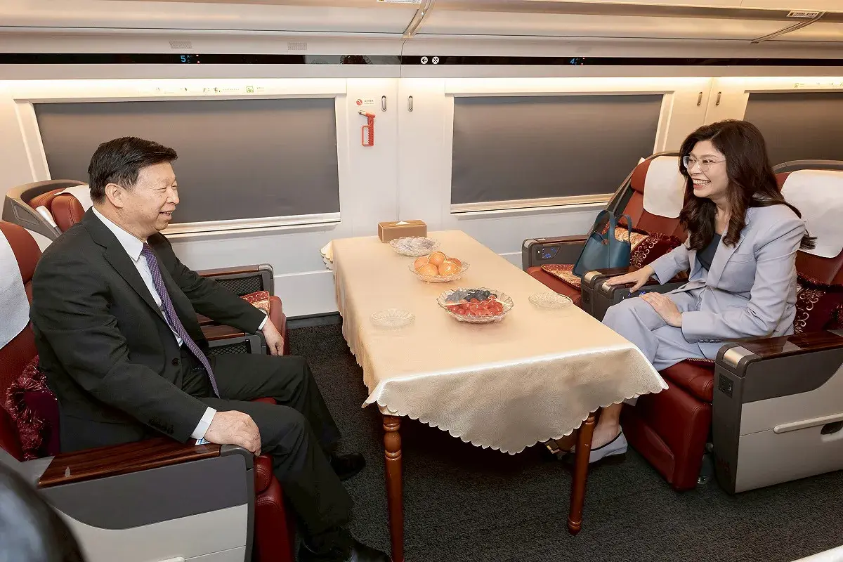 中國國民黨主席鄭麗文在高鐵上與中國國台辦主任宋濤面對面而坐，兩人像朋友般親切聊天。   圖：國民黨/提供