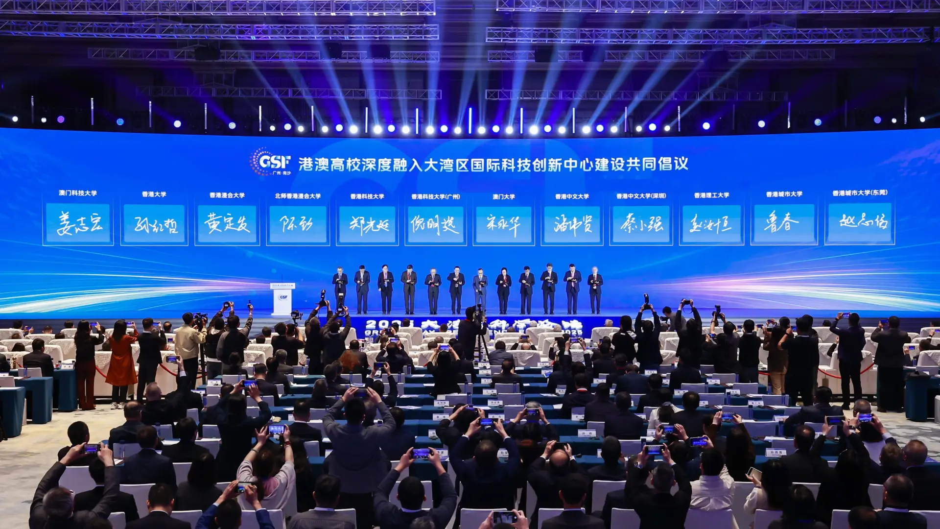 牽頭聯合三地行業協會、龍頭企業與科研機構，系統構建覆蓋產業協同、服務規範、技術應用的「灣區標準」，並推動其在更廣範圍推廣應用，以標準化建設提升灣區產業協同水平與核心競爭力。(圖：新華社)