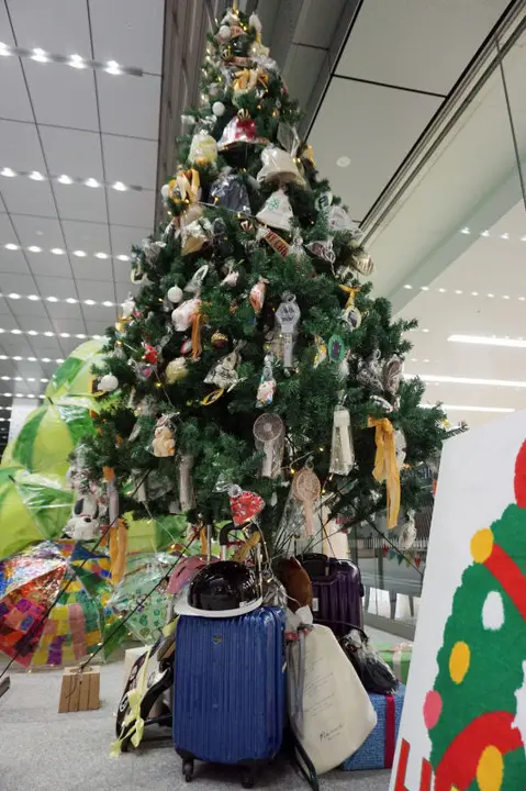 全日本最特別的聖誕樹！福岡博多站讓200件失物竟成閃耀裝飾。（來源：livedoornews@X）