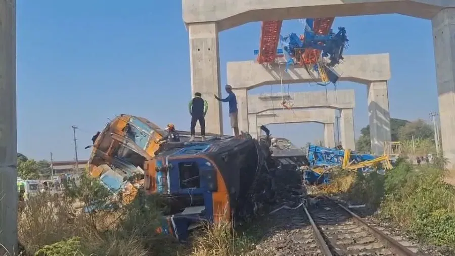 泰國呵叻府中泰鐵路施工事故：起重機墜落砸中火車致 10 人死亡的封面圖片