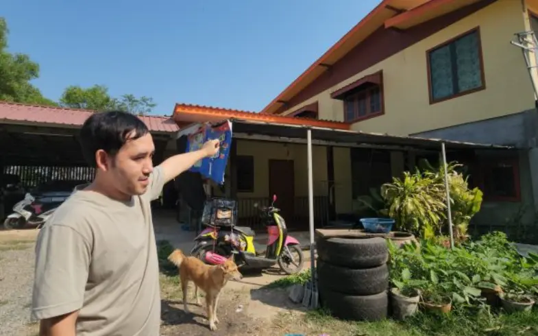 泰國大城府31歲男子維拉薩（Weerasak Wichitkarnpana）白天補覺時，兩顆流彈射入屋內，一顆射穿其枕頭，彈殼卡進枕心。他因用枕頭墊腳僥倖獲救，事後報案無果，只好上傳照片至臉書求助。（來源：Talk News Online）