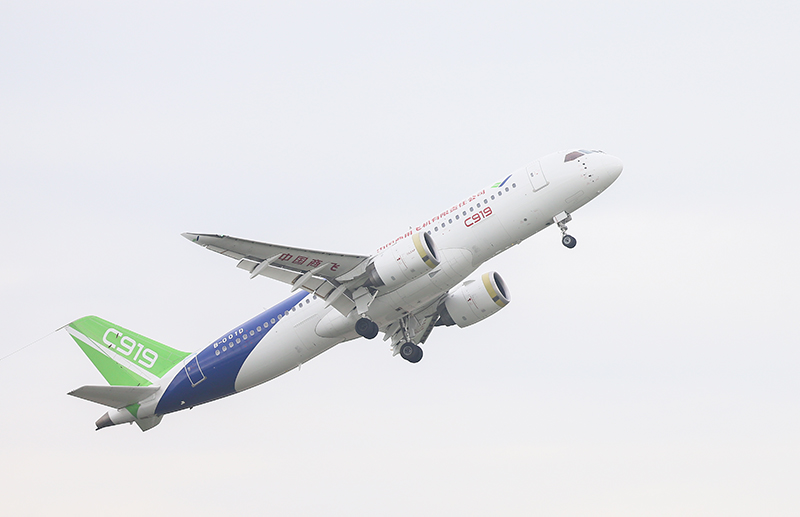 2022年7月18日在陜西省蒲城縣拍攝的C919大飛機的試飛機。(新華社)