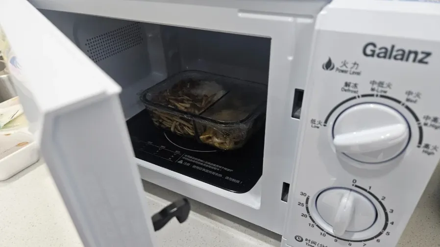 微波爐加熱也會中毒？這7樣常見物品為何一碰就爆炸？的封面圖片