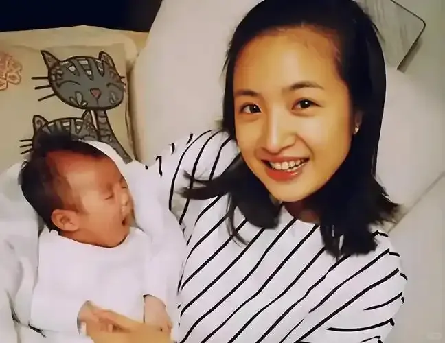 資深女星林依晨歷經年少負債的艱辛，養成極強理財觀念。她在兩名孩子出生後即刻開立專屬帳戶，專存禮金與壓歲錢，恪守只存不取鐵律，拒絕任何挪用，為孩子鋪就未來底氣。（來源：網絡）